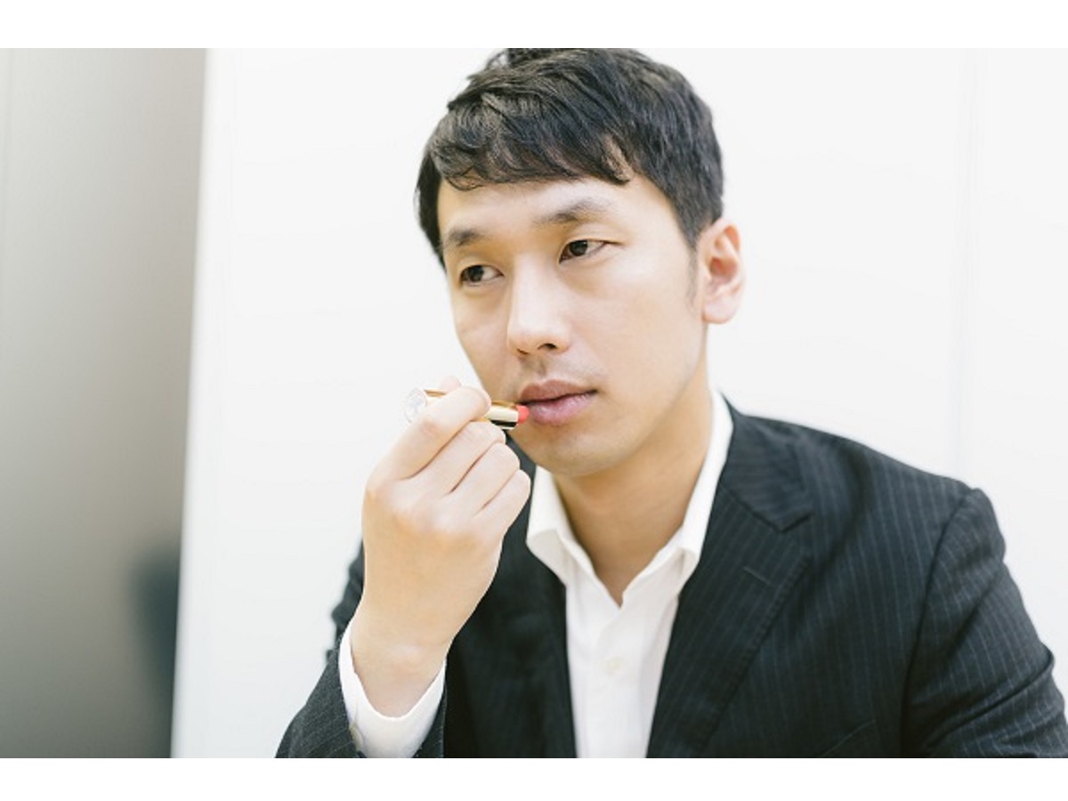 メンズメイクの順番や手順とやり方・初心者向け・韓国男性アイドル風・メイクをする男性の写真画像